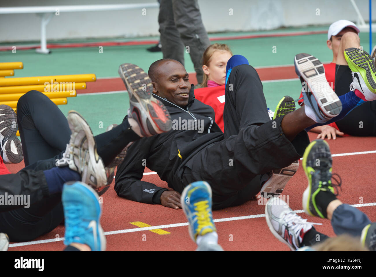 Schukowski, Moskau, Russland - 27. Juni 2014: IAAF World Champion Wilson Kipketer von Dänemark gibt einen Meisterkurs für junge russische Athleten durin Stockfoto