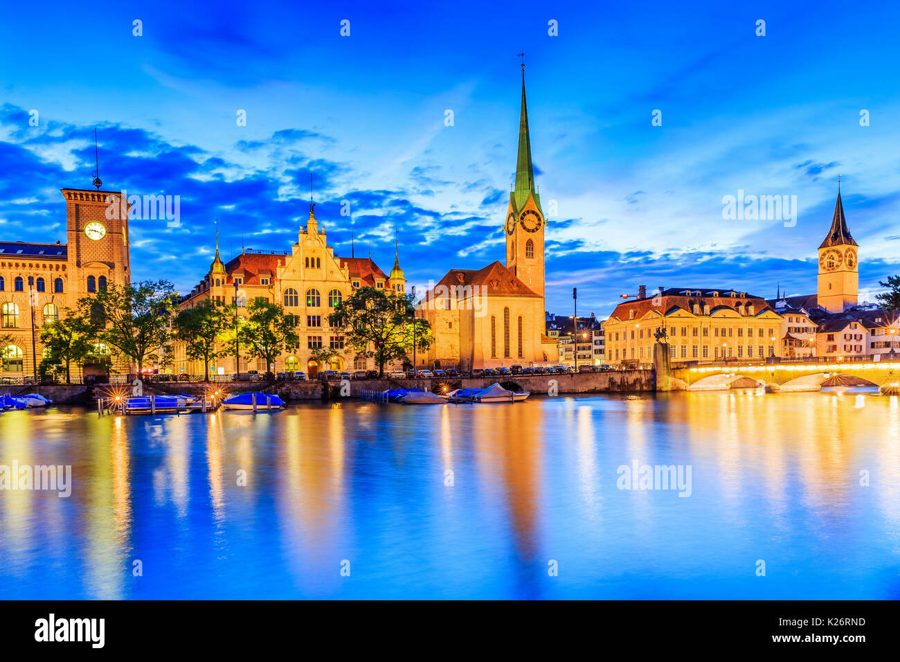 Zürich, Schweiz. Blick auf die historische Innenstadt mit dem berühmten Fraumunster Church, an der Limmat. Stockfoto
