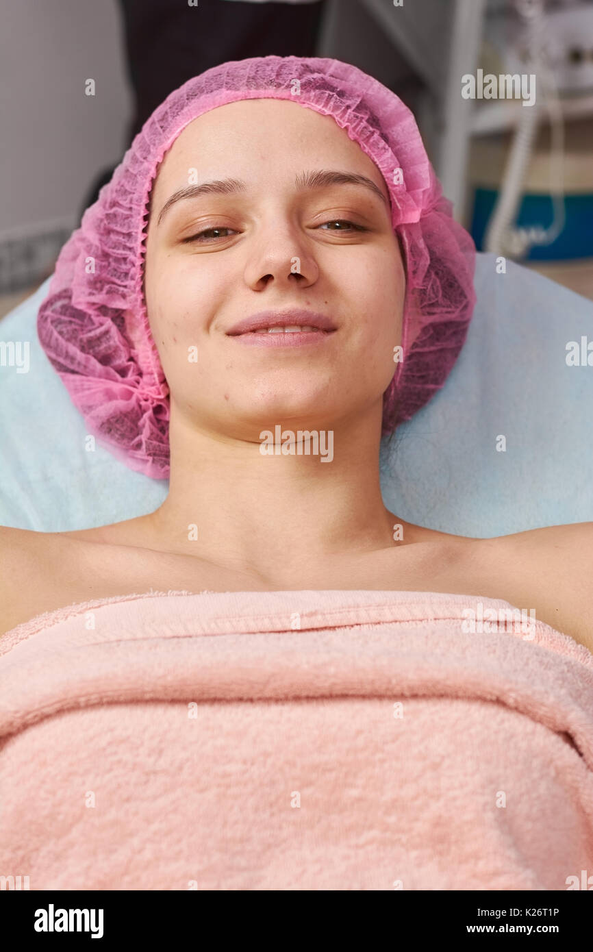 Junge Frau im Krankenhaus. Kaukasische Frau lächelnd. Beste Geburt Zentren. Stockfoto