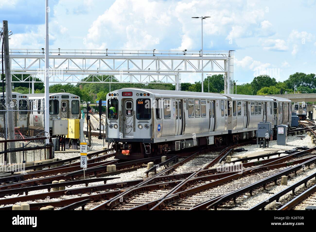 Chicago, Illinois, USA. Ein Schnellzug der Chicago CTA Red Line, der in seinen nördlichen Endpunkt, die Howard Avenue Station, fährt. Stockfoto
