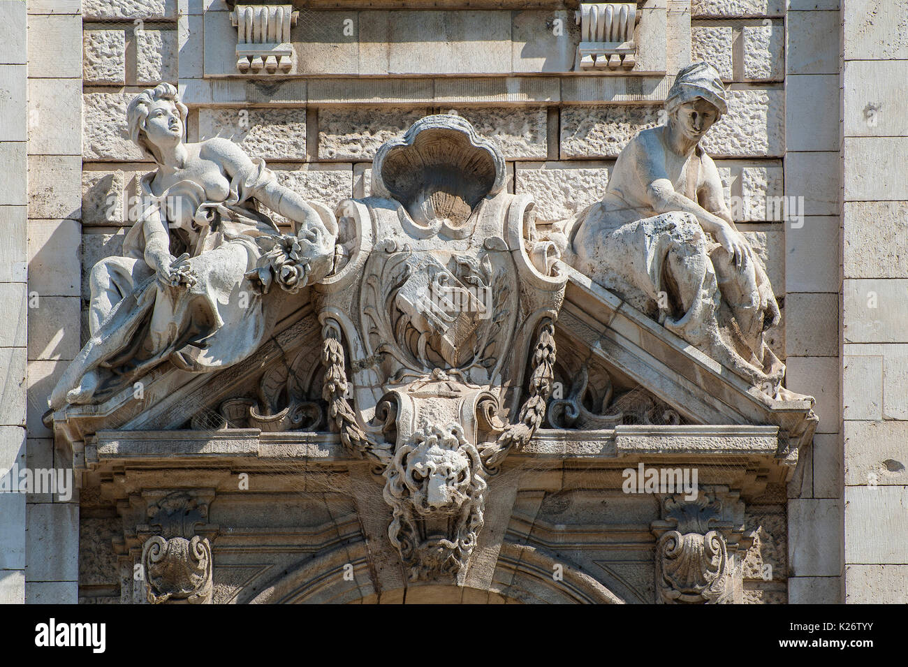 Portal mit Figuren mit Satzung, Justiz Palace, München, Oberbayern, Bayern, Deutschland Stockfoto