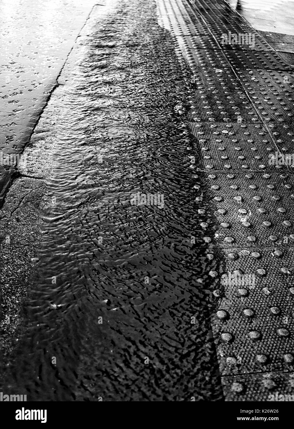 Regen in Strömen die Dachrinne - Schwarz-Weiß (B&W) Stockfoto