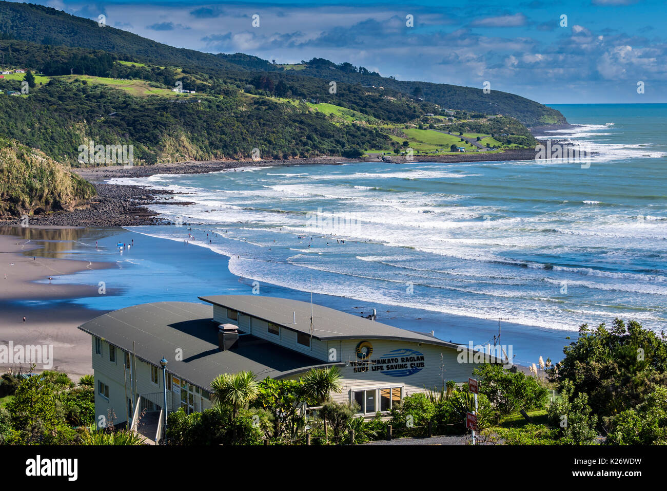 Surfer an Ngarunui Strand, Raglan, Region Waikato, Neuseeland