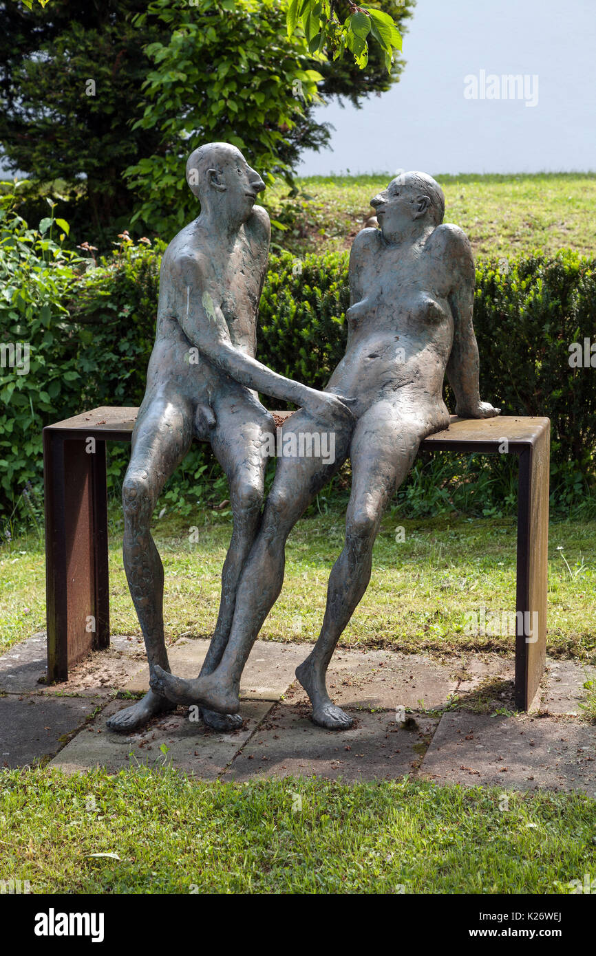 Paar, Bronze Skulptur von Prof. Karl Ulrich Nuss, 2000, Strümpfelbach Skulpturenweg, Baden-Württemberg, Deutschland Stockfoto