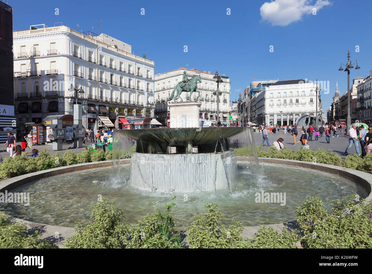 Brunnen und Reiterstandbild von Carlos III, Plaza de La Puerta del Sol, Madrid, Spanien Stockfoto