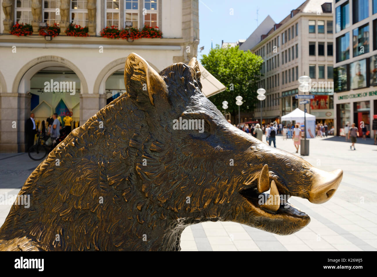 Bronze Skulptur sitzen Wildschwein vor der Deutschen Jagd- und Fischereimuseum, Neuhauser Straße, Altstadt, München, Oberbayern Stockfoto