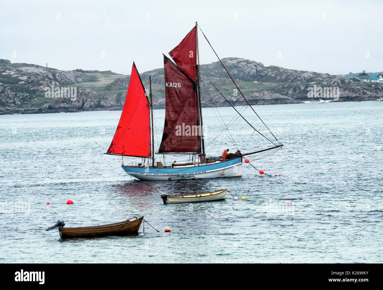 Segelschiff mit Red Sails, Iona Insel der Inneren Hebriden, Schottland, Vereinigtes Königreich Stockfoto