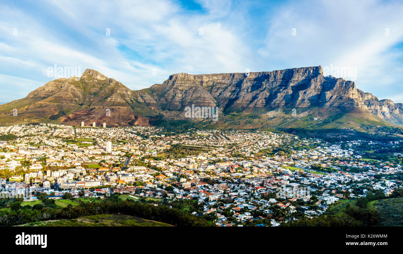 Sonne über Kapstadt, Tafelberg, Devils Peak, Lions Head und die Zwölf Apostel. Von der Straße auf den Signal Hill in Cape Town, South gesehen ein Stockfoto