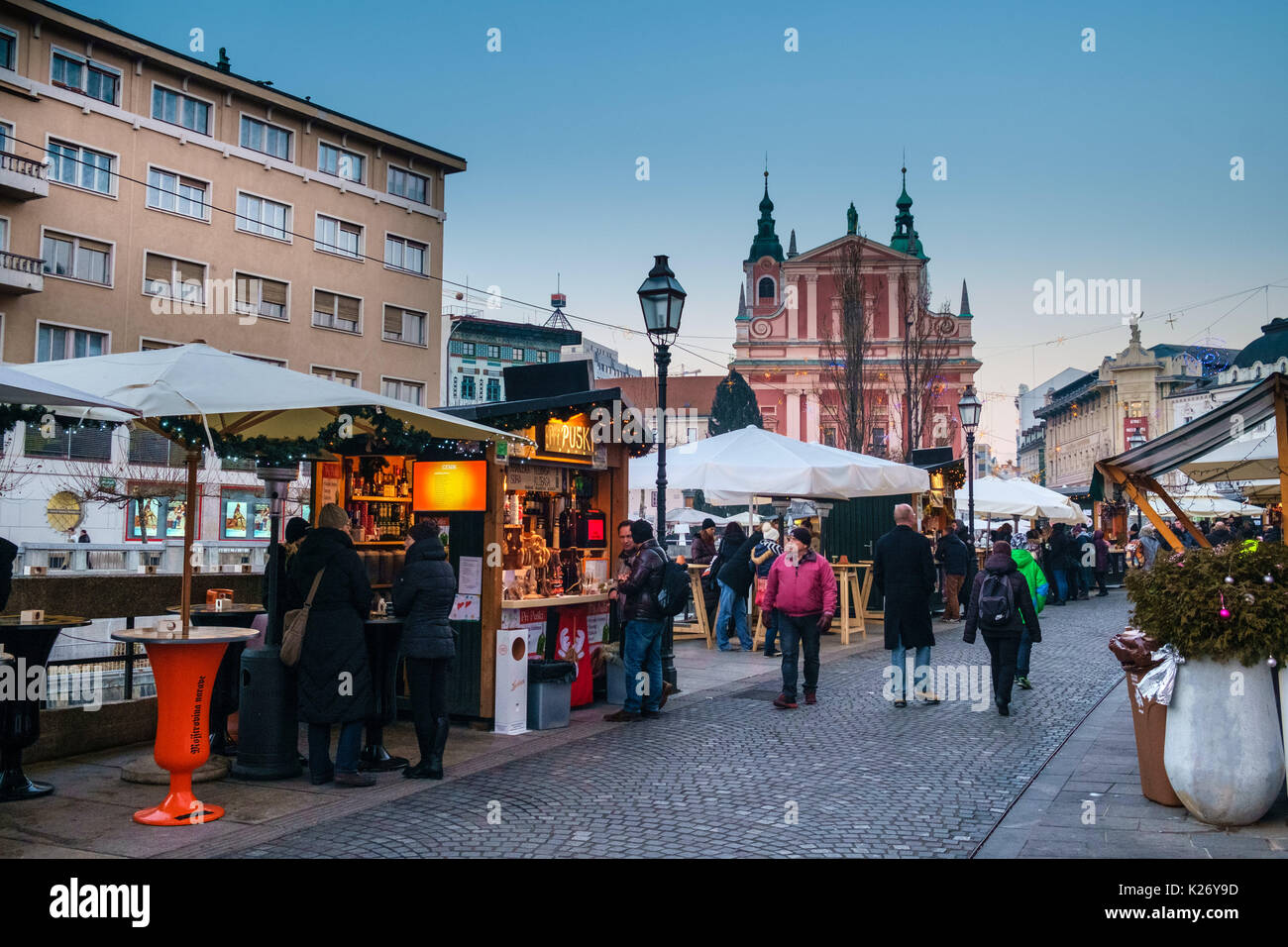 Ljubljana, Slowenien - 23. Dezember 2016: Traditionelle Weihnachtsmärkte in alten Städten Straßen Stockfoto