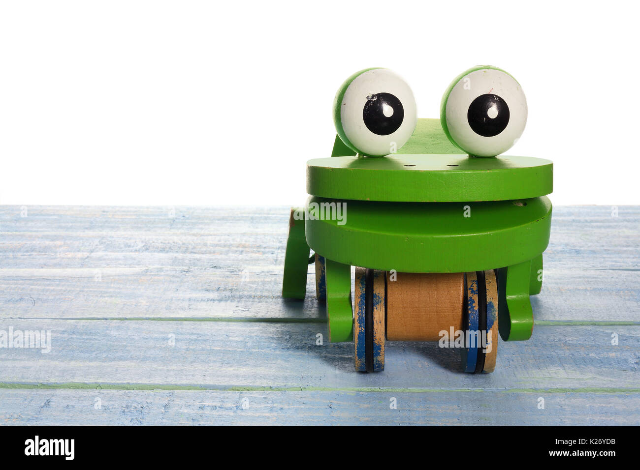 Spielzeug Frosch auf Holz- Hintergrund Stockfoto