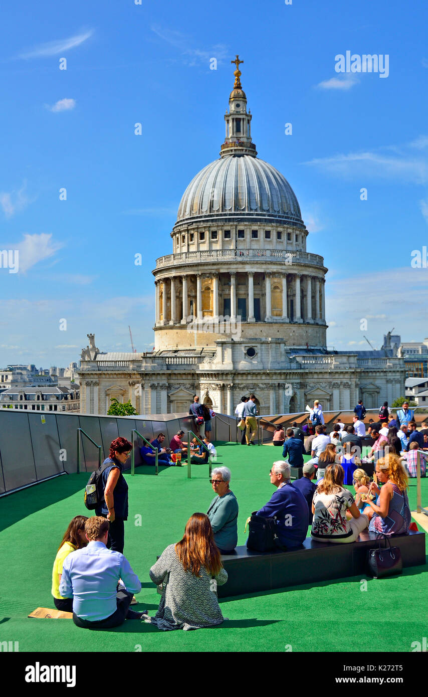 London, England, UK. Die St Paul's Kathedrale aus dem öffentlichen Dachterrasse Eine neue Änderung gesehen - Leute mit Mittagessen an einem sonnigen Tag im August Stockfoto