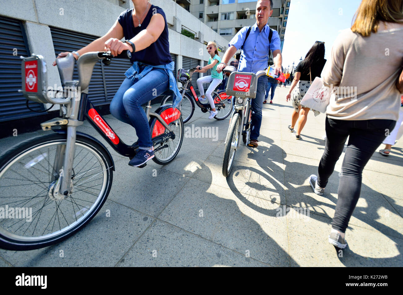 London, England, UK. Menschen auf Boris Fahrräder" - öffentliche Fahrräder zum Mieten, Familie Radtouren entlang der South Bank Stockfoto