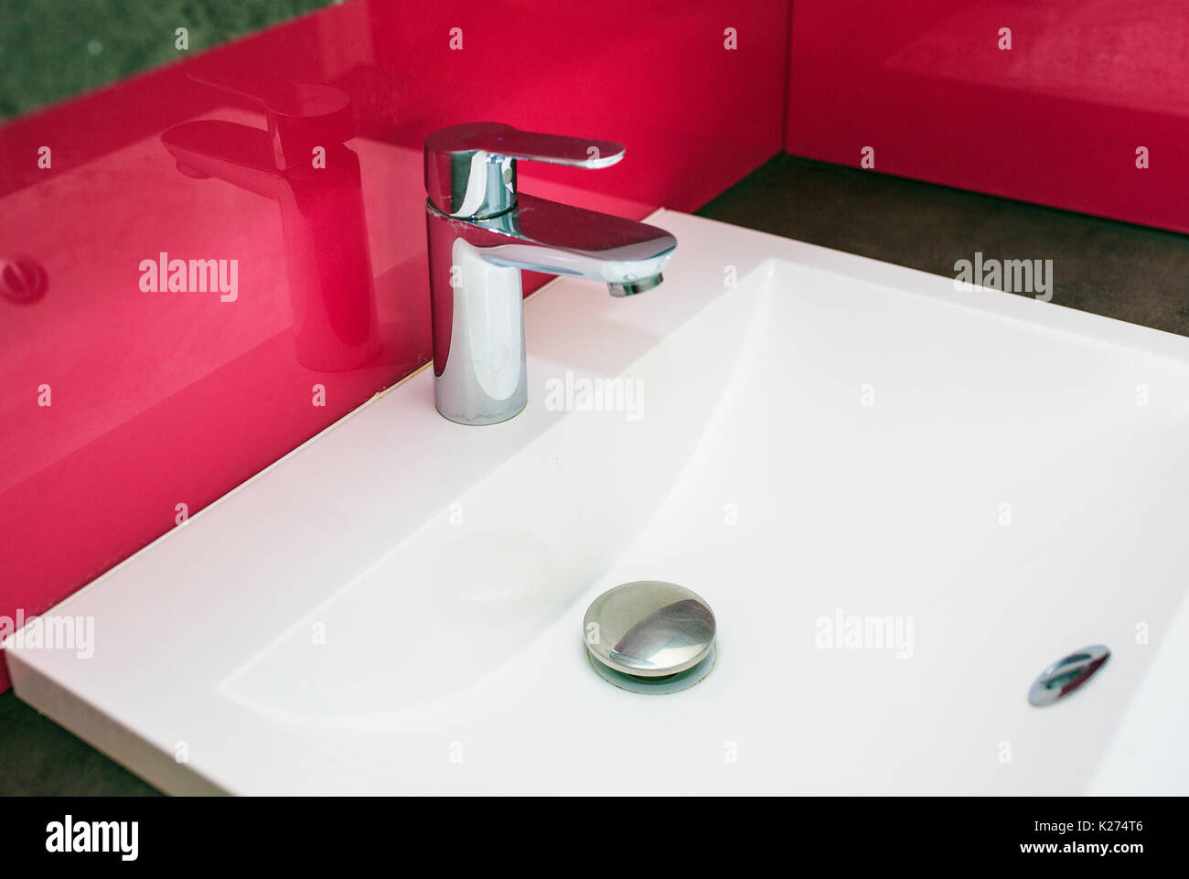 Die weiße Hand der Scheibe in ein Hotel Stockfoto