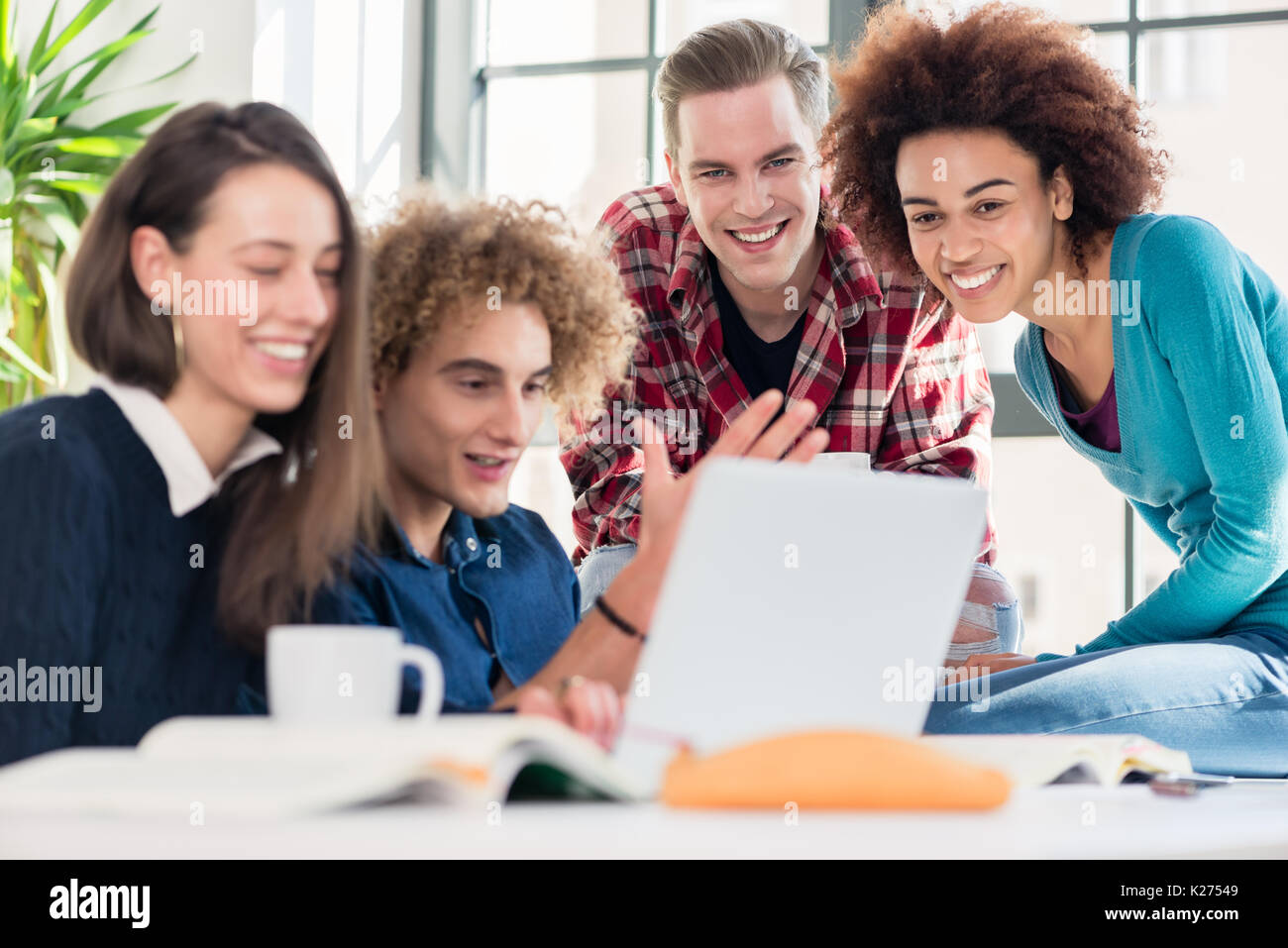 Die Studierenden gemeinsam ein lustiges online Video auf einem Laptop duri Stockfoto