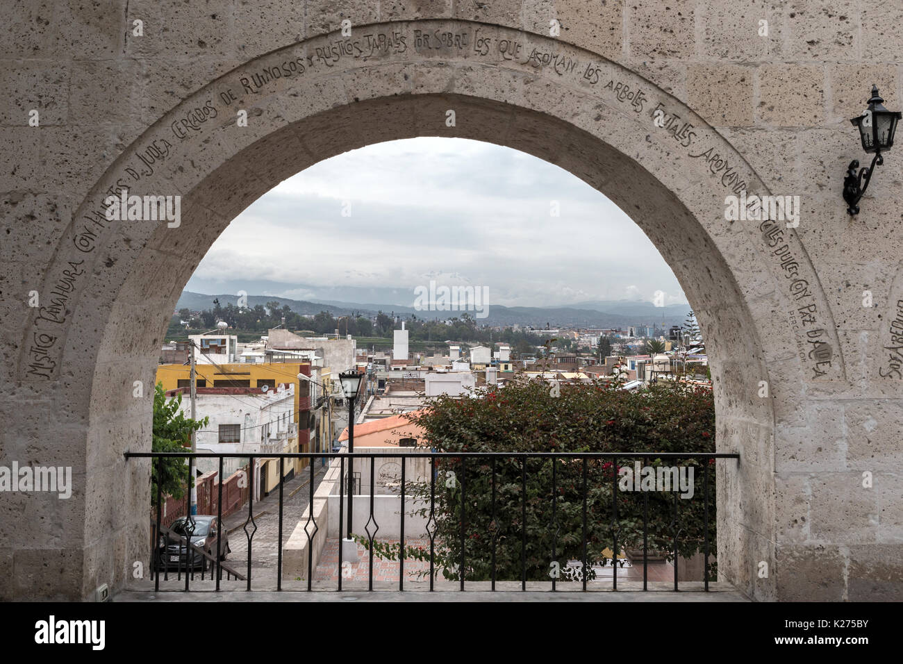 Bogen mit Pichu Pichu Vulkan Parroquia de Yanahuara Arequipa Peru Stockfoto