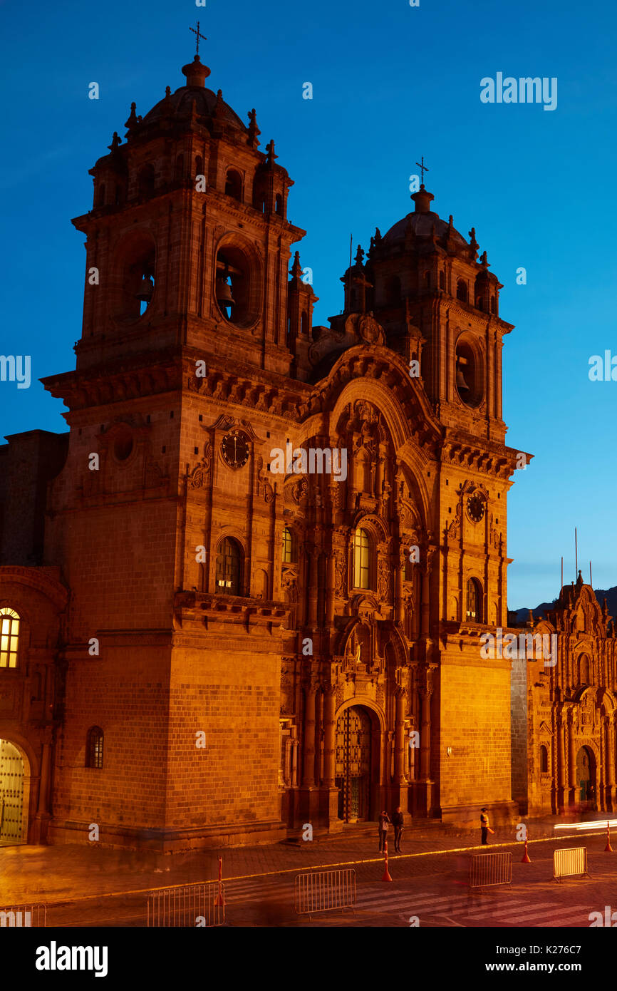 Iglesia de la Compañía bei Dämmerung, Plaza de Armas, Cusco, Peru, Südamerika Stockfoto