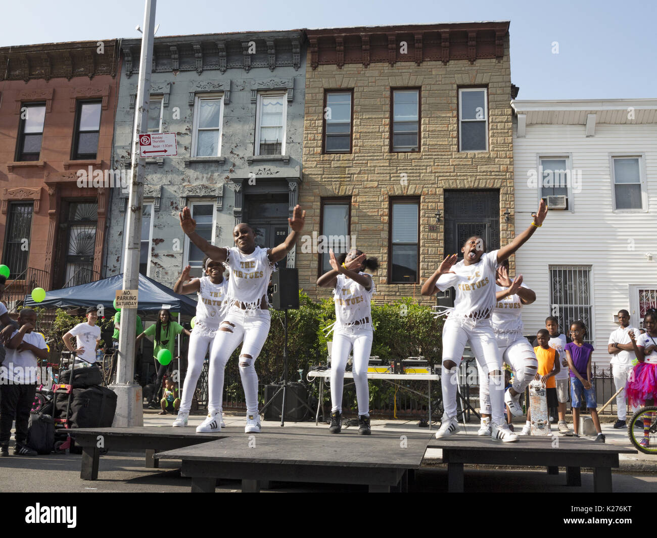 Mädchen am Block Party in der Bedford Stuyvesant Abschnitt von Brooklyn, NY, August 26, 2017 unterhaltsam. Stockfoto