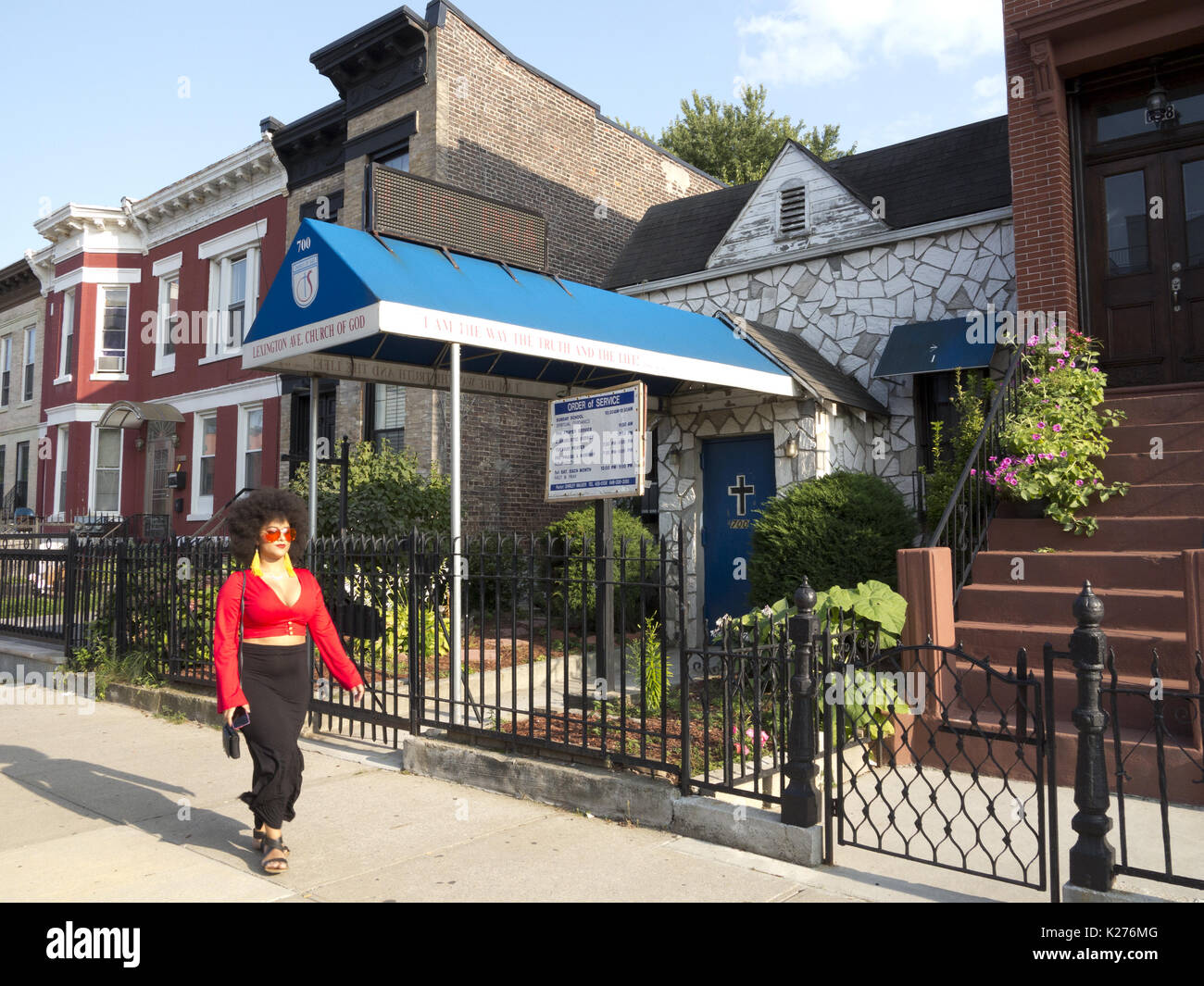 Frau auf dem Weg zu Spike Lee's 9. Jährliche Block Party in der Bedford Stuyvesant Abschnitt von Brooklyn, NY, 26.08.2017. Stockfoto