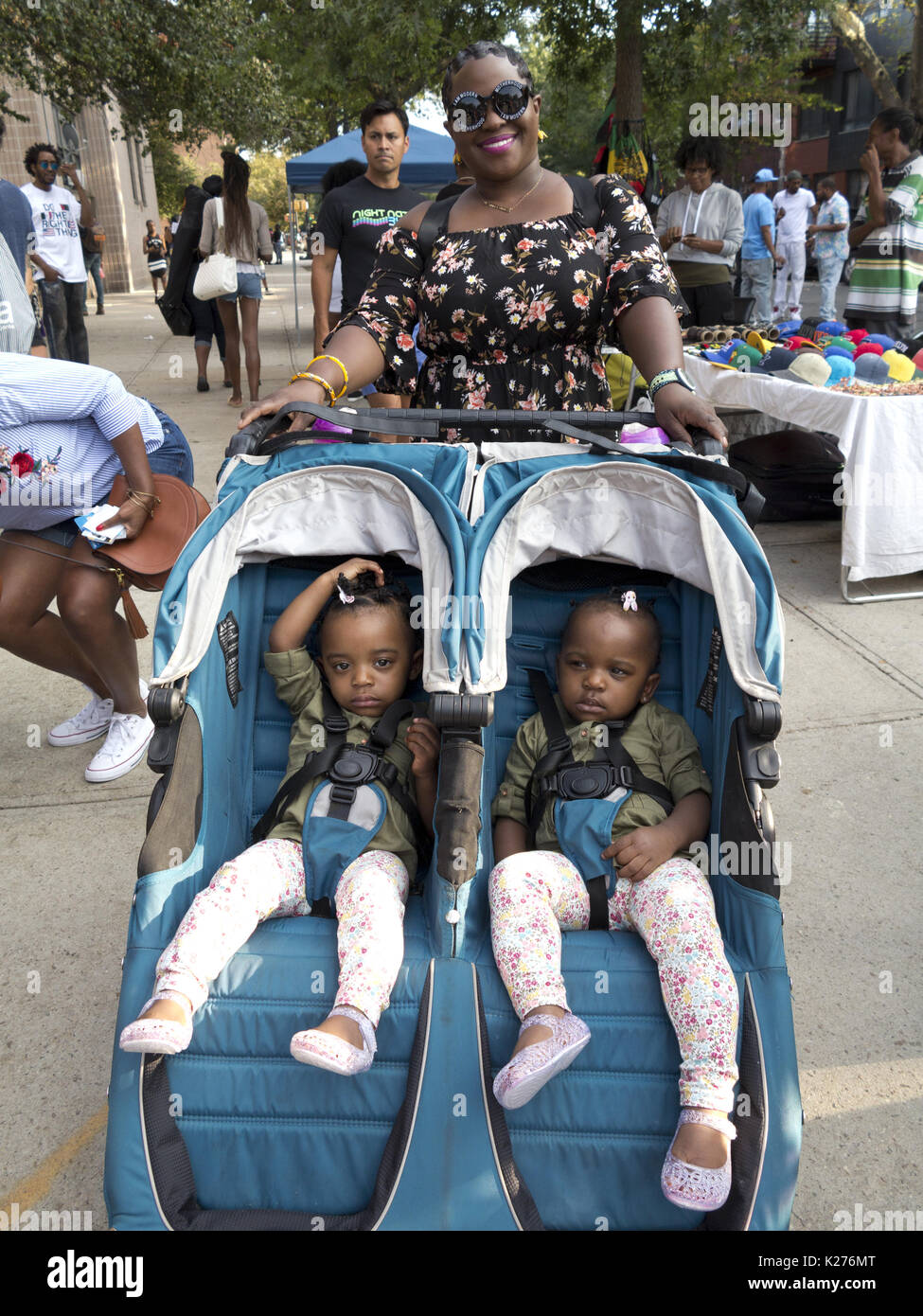 Stolze Mutter und ihrer 10 Monate alten Zwillinge Kopf, Spike Lee's 9. Jährliche Block Party in der Bedford Stuyvesant Abschnitt von Brooklyn, NY, 12.08.26, 20 Stockfoto