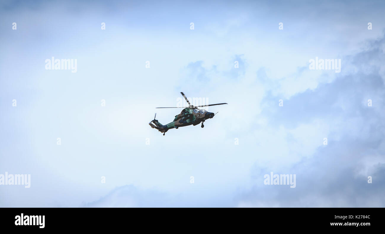 Paris, Frankreich, 11. Juli 2017: Hubschrauber Eurocopter EC 665 Luftwaffe Tiger fliegt über die französische Hauptstadt, um für die Parade am 14. Juli, Stockfoto