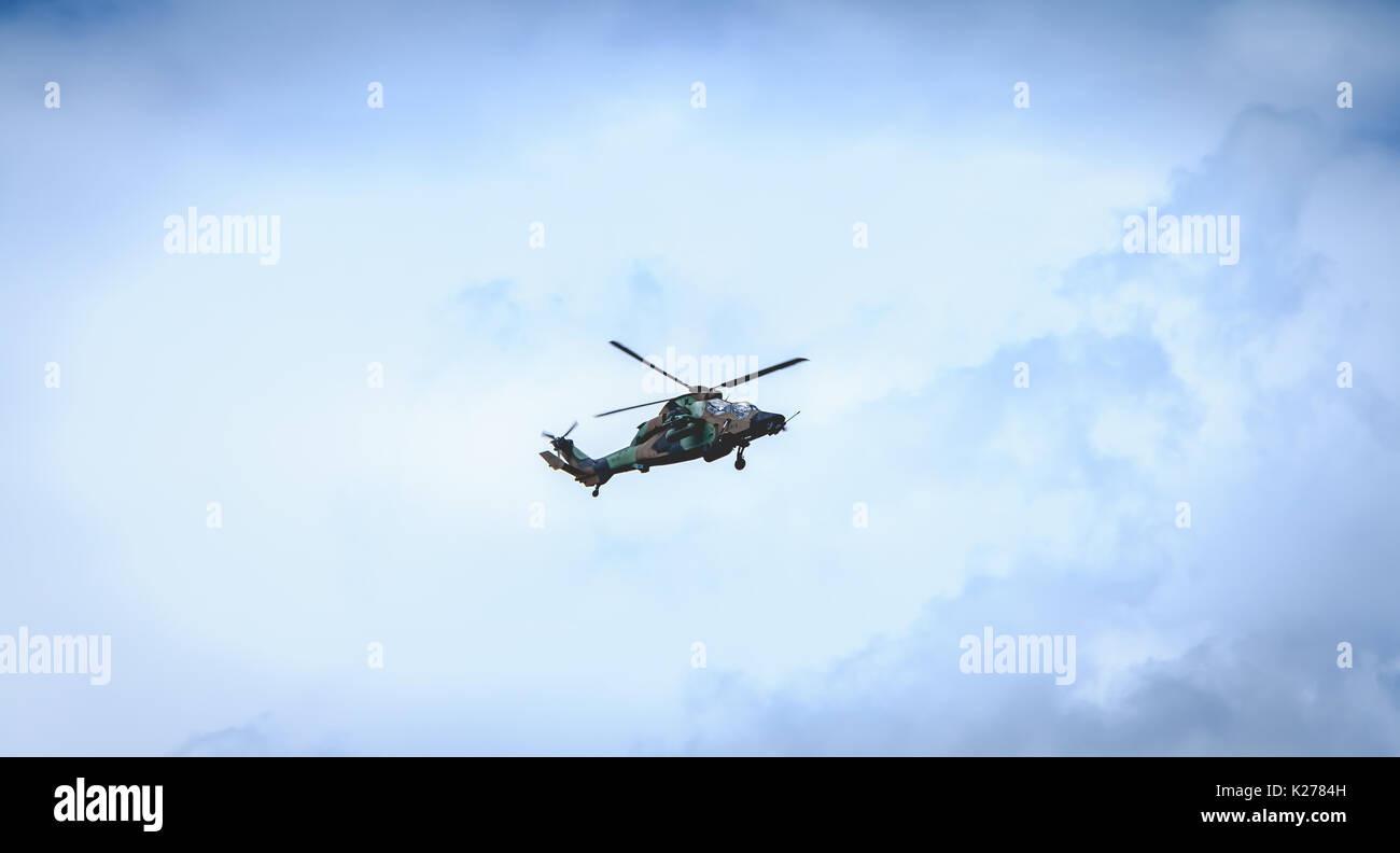 Paris, Frankreich, 11. Juli 2017: Hubschrauber Eurocopter EC 665 Luftwaffe Tiger fliegt über die französische Hauptstadt, um für die Parade am 14. Juli, Stockfoto