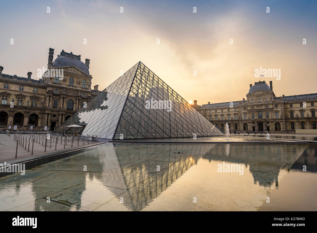 PARIS, Frankreich: Mai 5, 2017: Sonnenaufgang am Louvre Pyramide des Louvre in Paris, Frankreich Stockfoto