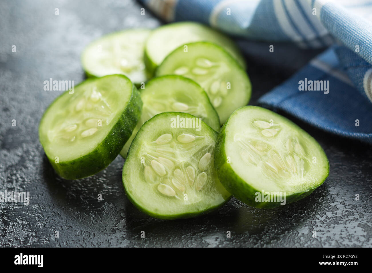 In Scheiben geschnittene grüne Gurken. Gurkenscheiben auf Schwarz ...