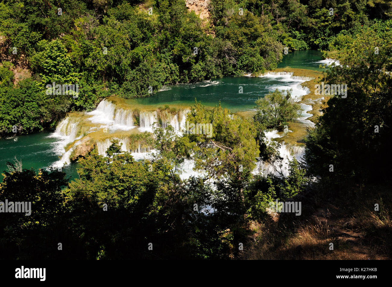 Wilder Fluss und Wald im Nationalpark Krka, Kroatien Stockfoto
