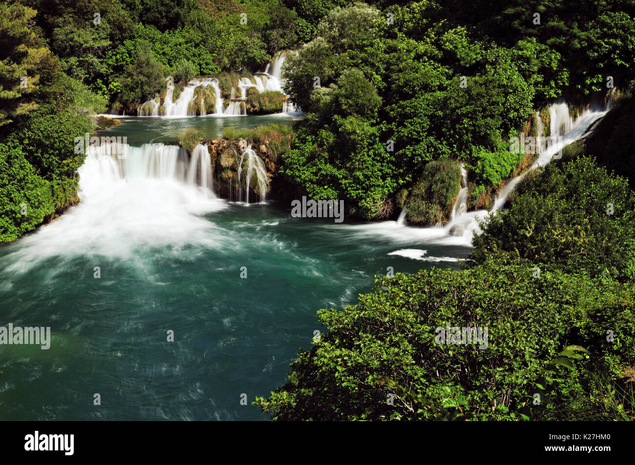 Wasserfälle und Wald im Nationalpark Krka, Kroatien Stockfoto