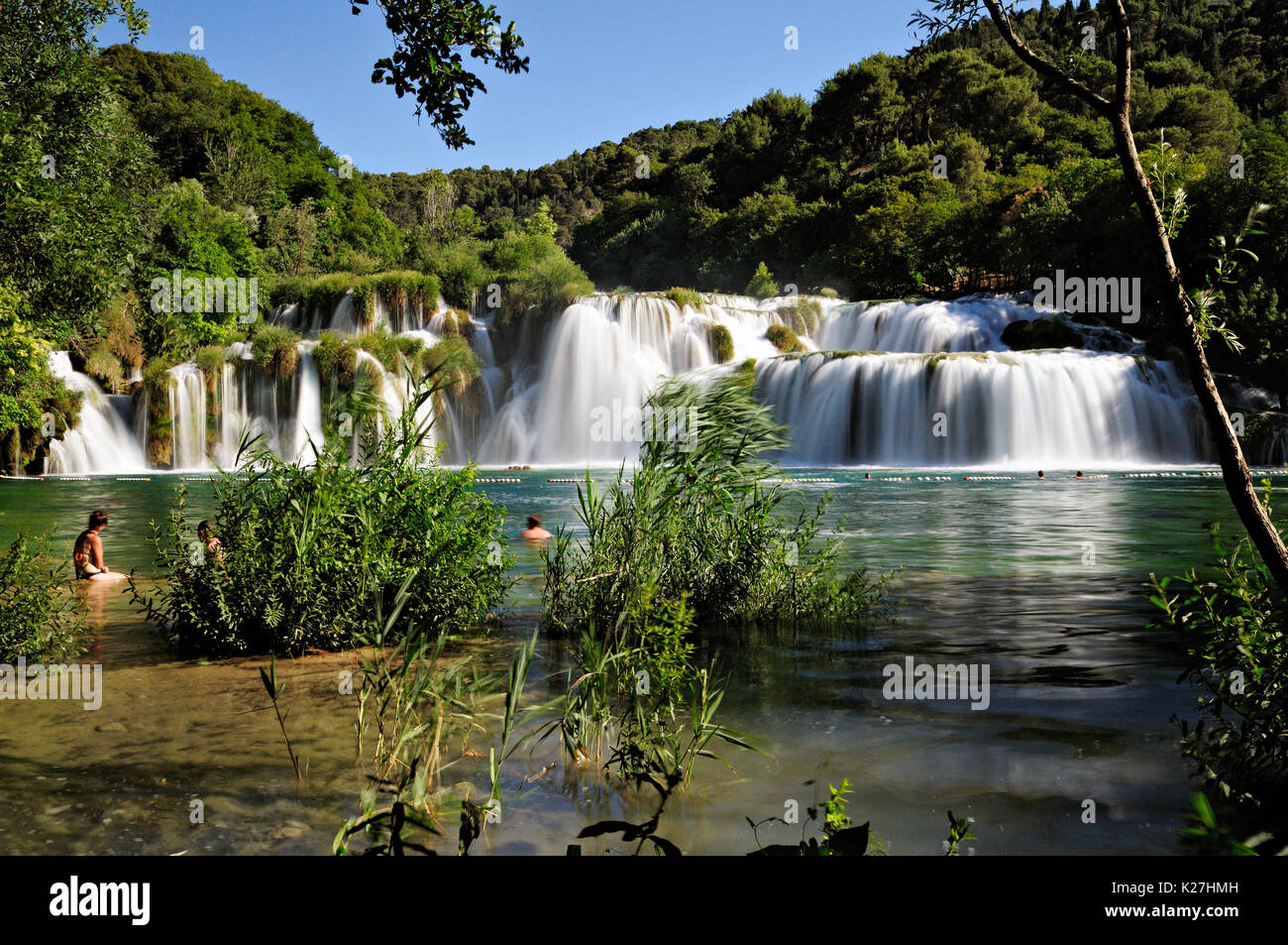 Üppiges Grün und Wasserfälle im Nationalpark Krka, Kroatien Stockfoto