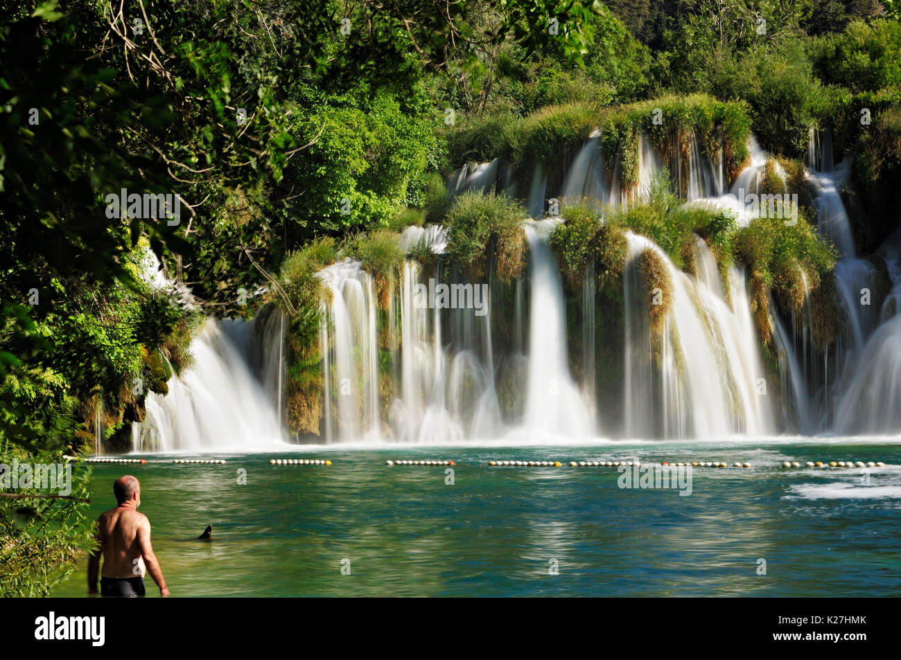 Mann an der Skradinski buk Wasserfall im Nationalpark Krka, Kroatien Stockfoto