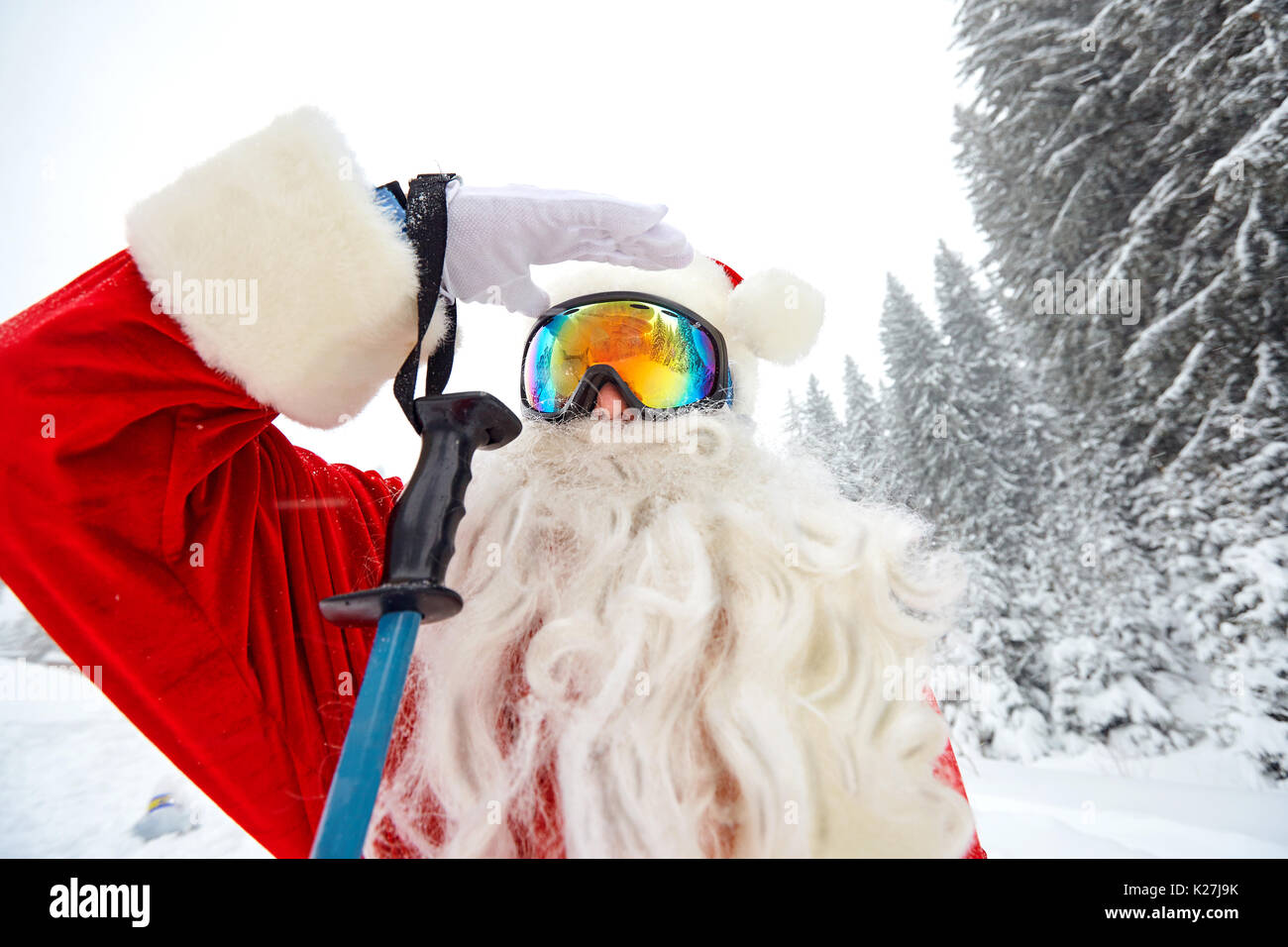 Santa Claus Skifahren in den Bergen der Schnee im Winter in Christm Stockfoto