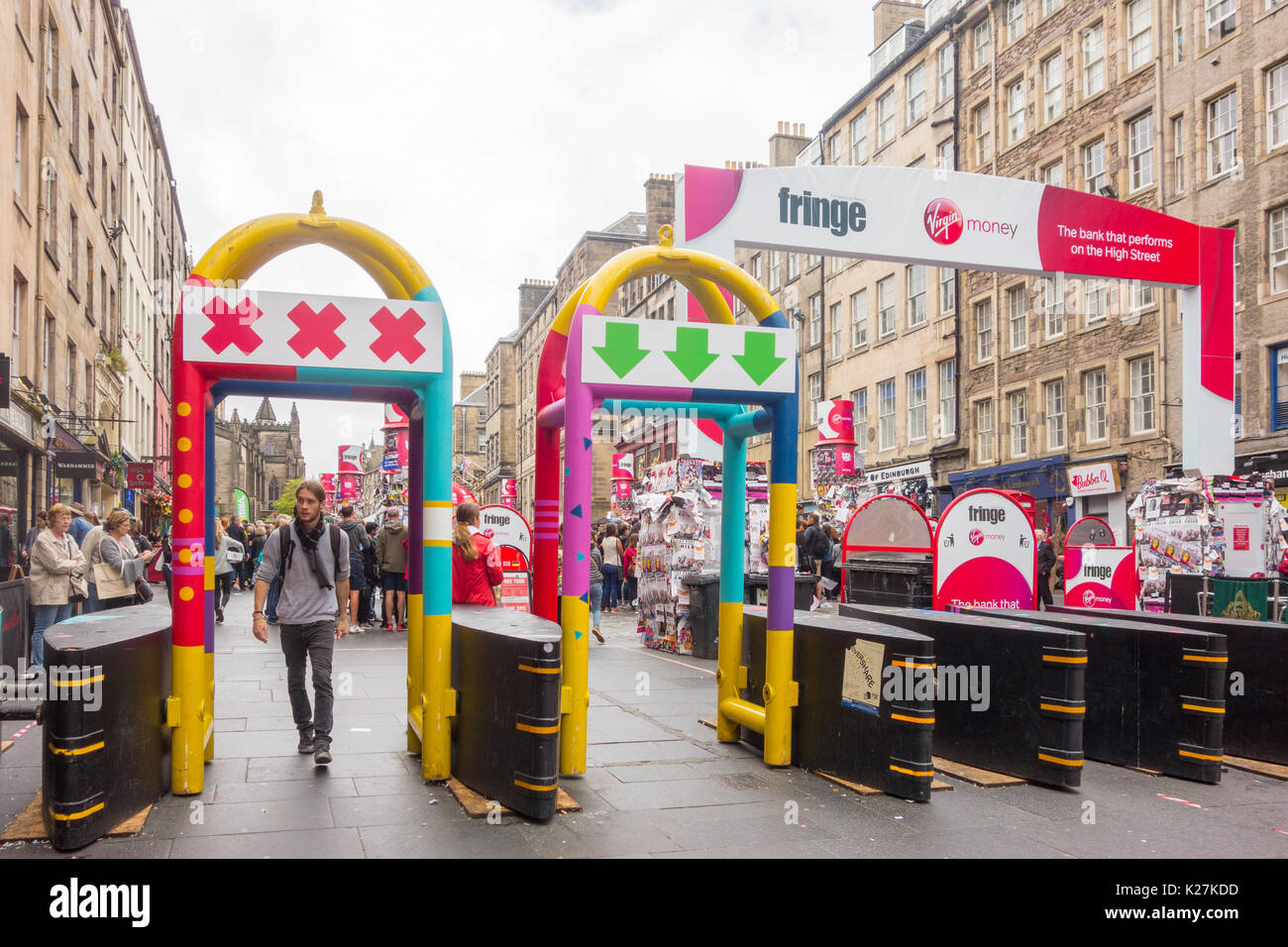 Bekämpfung des Terrorismus hohe Sicherheit Barrieren beim Edinburgh Fringe Festival 2017 Stockfoto