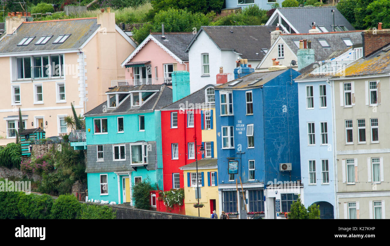 Reihe von leuchtenden Farben Rot, Blau, Grün und Gelb Häuser & Urlaub Unterkünfte im Küstenort Dartmouth in Devon, England Stockfoto