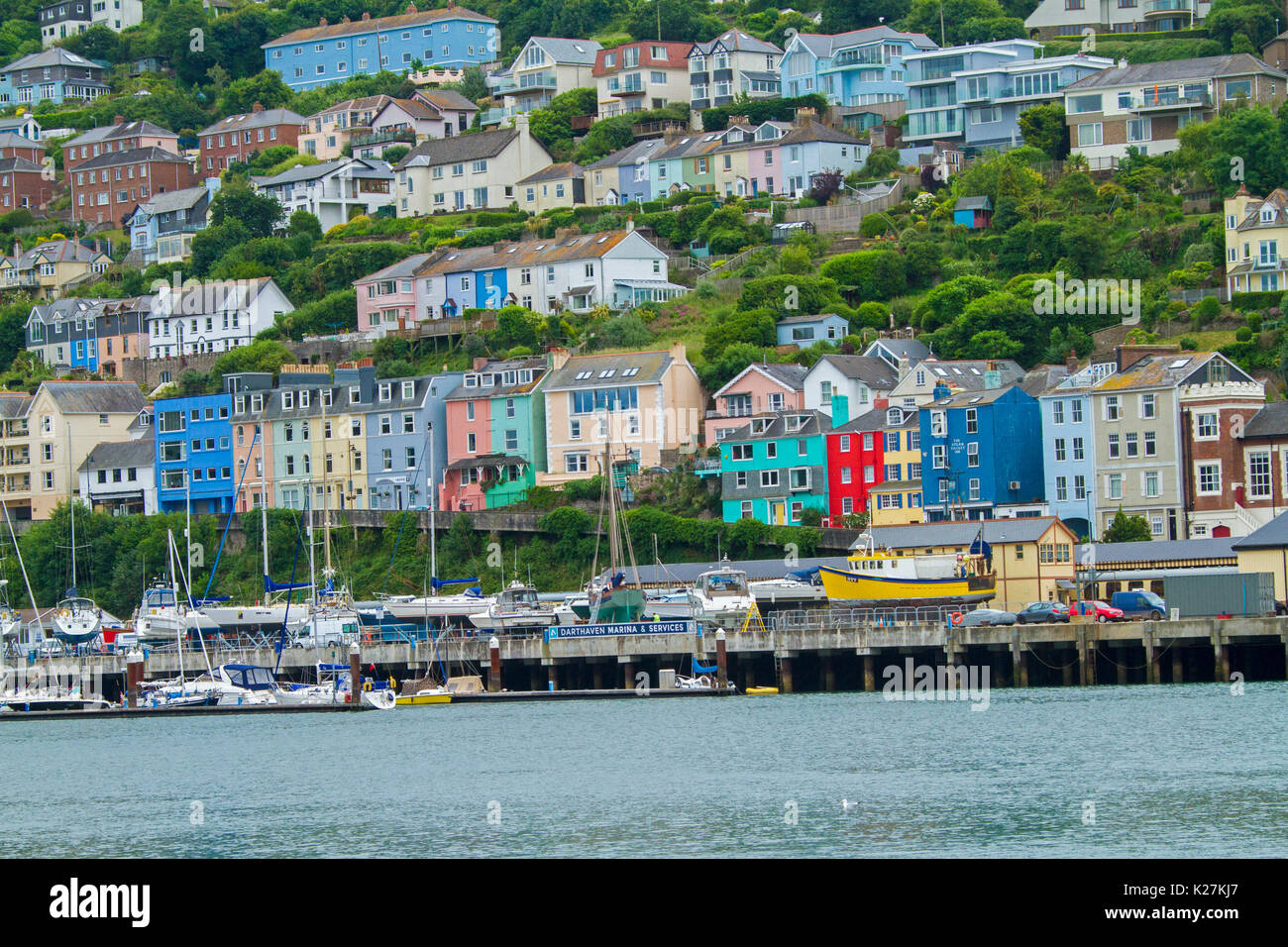 Küstenstadt Dartmouth mit bunten Häuser zusammengepfercht auf Baum - getarnte Hang über den Hafen und die Werft in Devon, England steigende Stockfoto