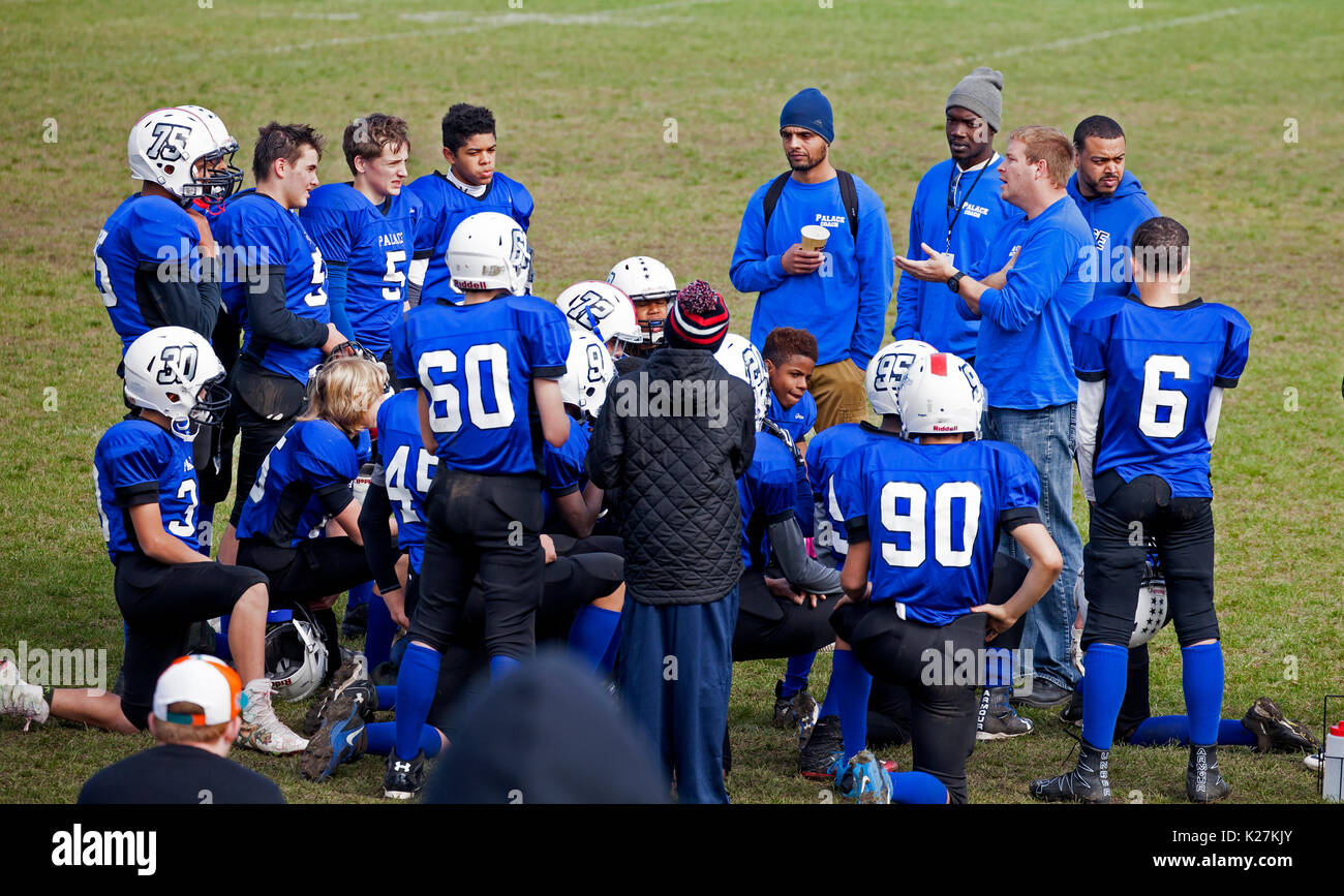 Jugendliche Fußball Team Alter 13 Hören von ihren Trainern. St. Paul Minnesota MN USA Stockfoto