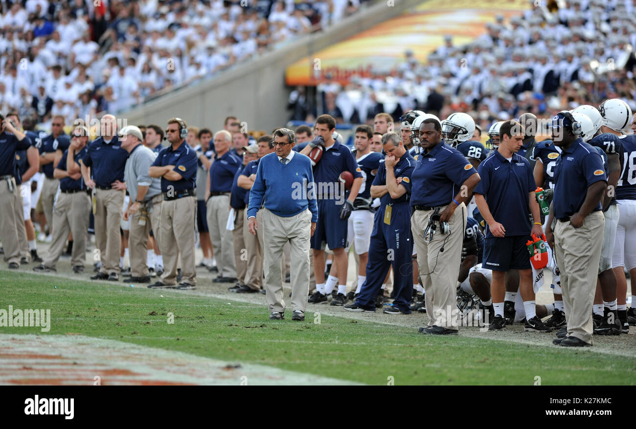 Joe Paterno von der Penn State Universität Fußball geht den Nebenerwerben während der Outback Bowl 1. Januar 20111 in Tampa, Florida gegen UF. Stockfoto