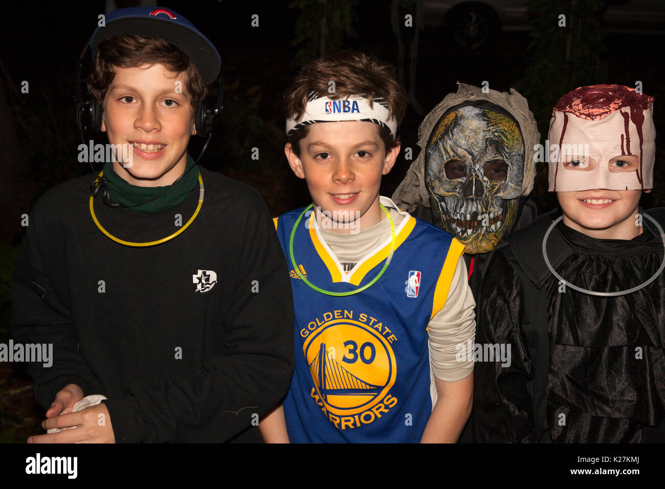 Halloween teen Boys als Sport Jungs, blutige Kerl und Skelett in Kostüme gekleidet, Trick und behandeln. St. Paul Minnesota MN USA Stockfoto