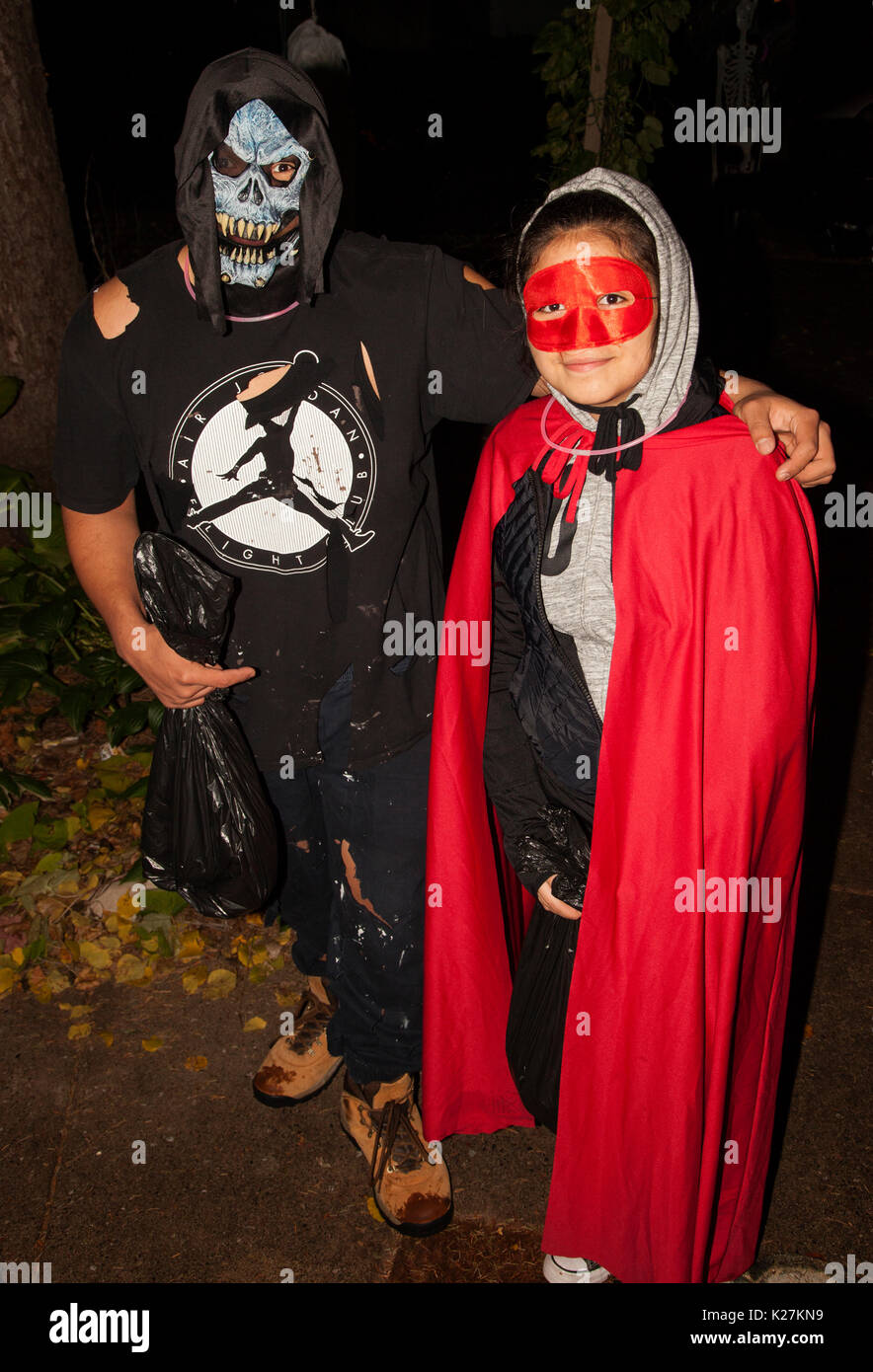 Halloween Paar Monster und Red Riding Hood Süßes oder Saures. St. Paul Minnesota MN USA Stockfoto