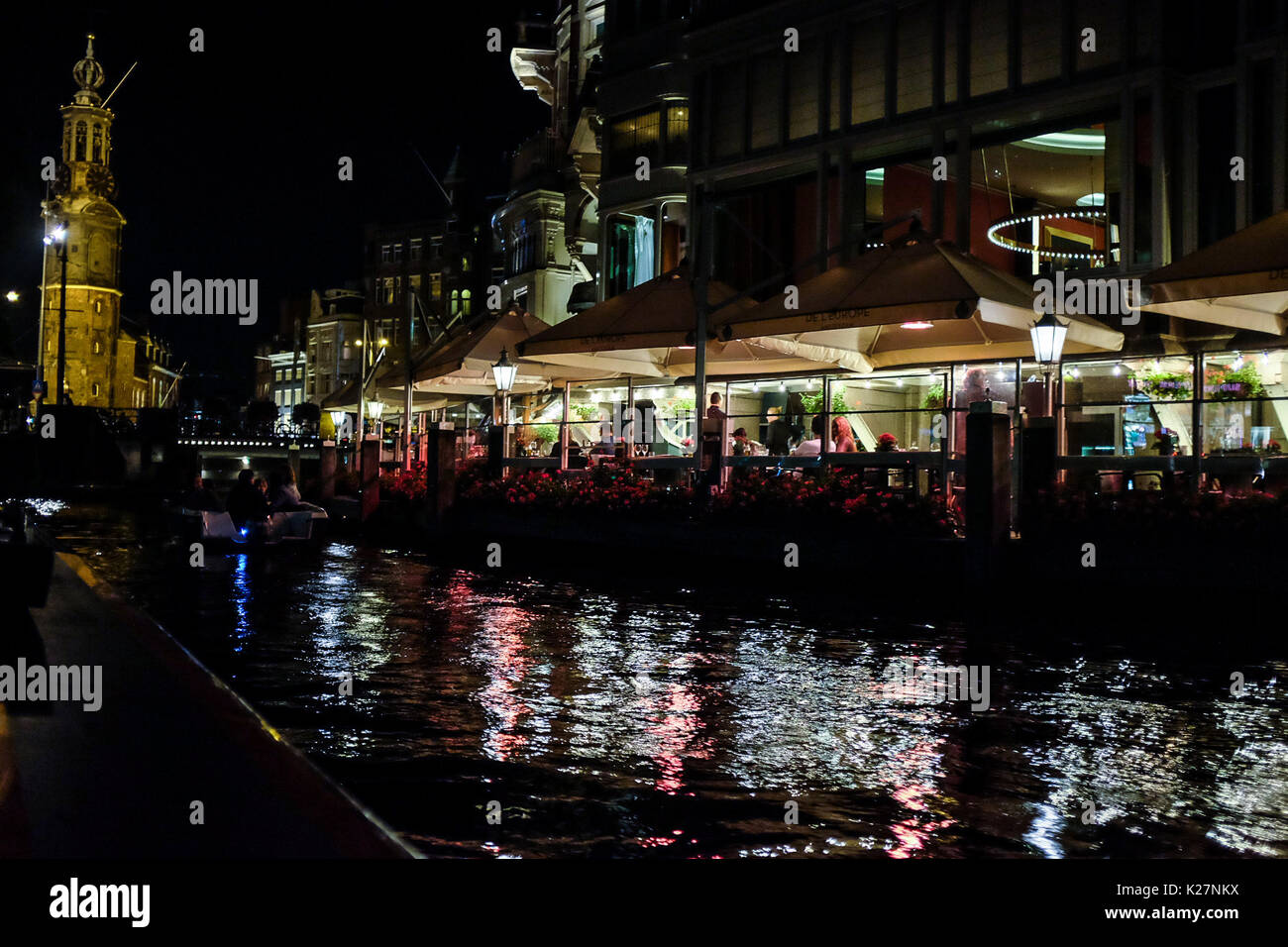 Allgemeine Ansichten von Amsterdam, die Niederlande und die Kanäle und reflektierende Lichter und Wassertaxis Schuß am 25. September 2016. Stockfoto