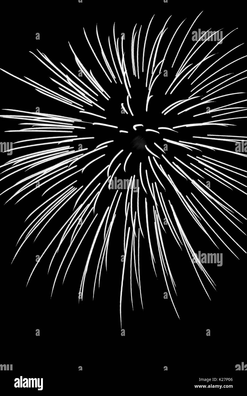 Eine Antenne Feuerwerk explodiert mit einem hellen Streifen von Schießpulver in einer pyrotechnischen Vorrichtung, in einen dunklen Himmel, ist der Hintergrund für diese ästhetische Anzeige erschossen wurde erstellt. Stockfoto