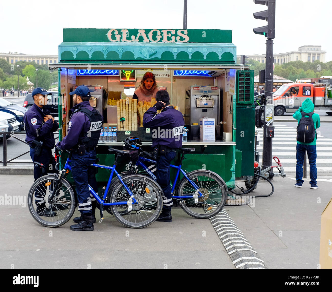Polizei auf Fahrräder stehen vor einem gefrorenen behandeln, stehen in der Nähe des Louvre in Paris, Frankreich n 17. September 2016. Stockfoto