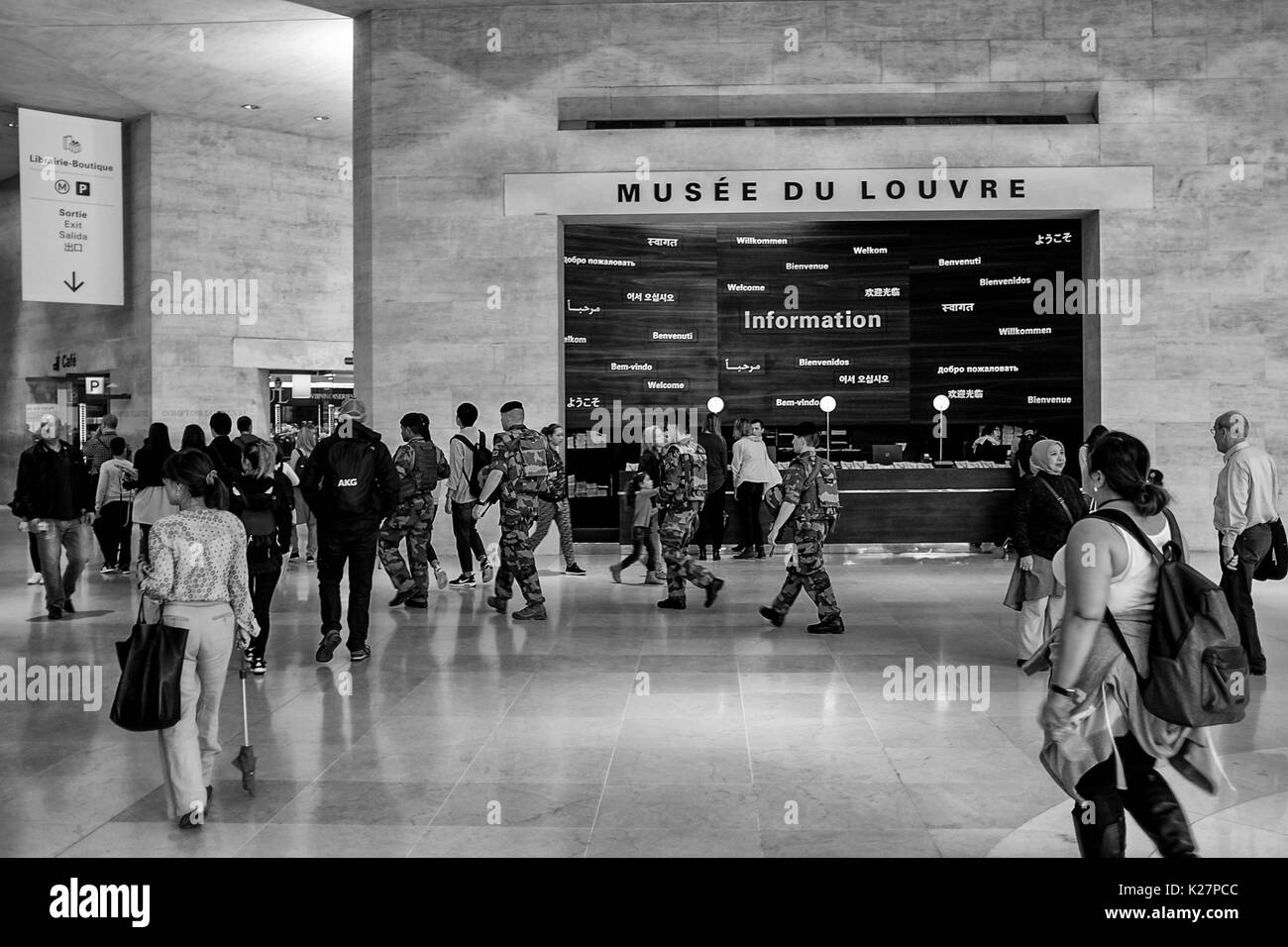 Sicherheitskräfte Bewaffnet mit Waffen Spaziergang durch das Museum des Louvre in Paris, Frankreich, am 17. September 2016. Sicherheit hat in den letzten Jahren verschärft worden. Stockfoto