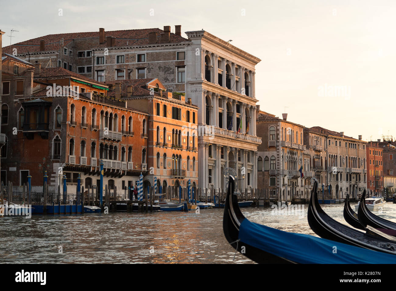 Italien, Venedig, Blick von Riva del Vin über den Canal Grande bei Sonnenuntergang. Stockfoto