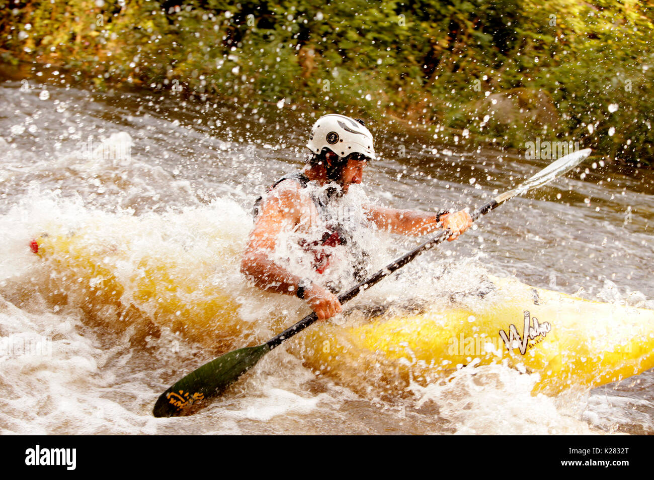 Wildwasser Kajak auf der Moldau in der Tschechischen Republik. Devil's Race 2017. Stockfoto