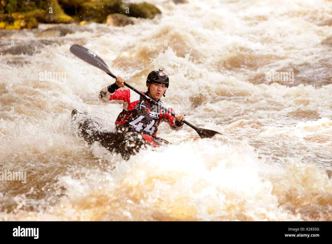 Wildwasser Kajak auf der Moldau in der Tschechischen Republik. Devil's Race 2017. Stockfoto