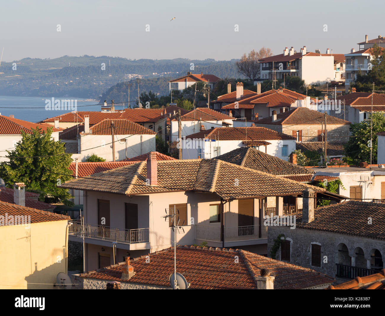 Terrakota Ziegeldächern einer mediterranen Stadt am Meer Stockfoto