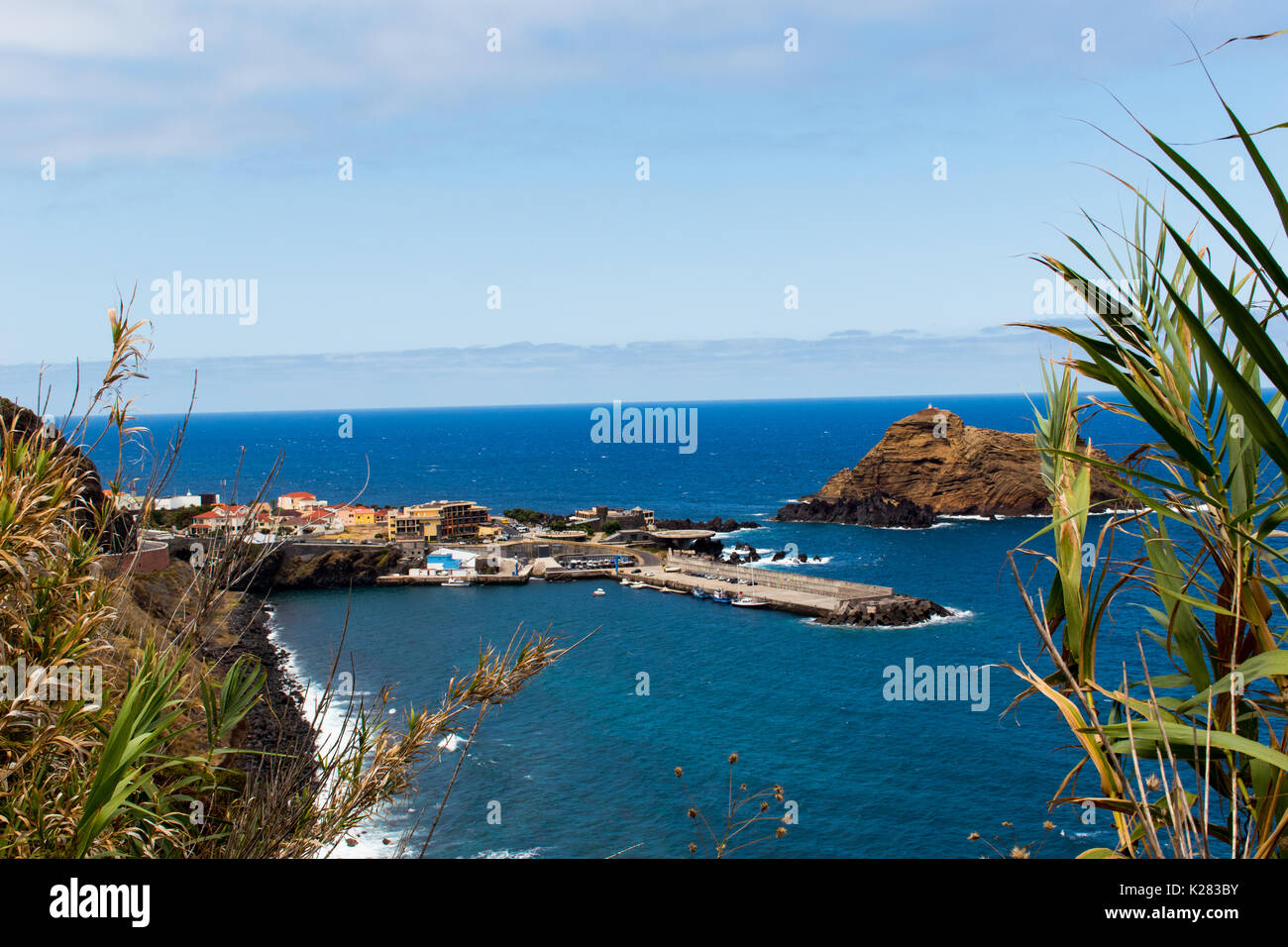 Die schöne Landschaft der Insel Madeira, während Sie eine levada entfernt. Eine Wanderung mit der Sie die atemberaubende Natur Fotografie nehmen Stockfoto
