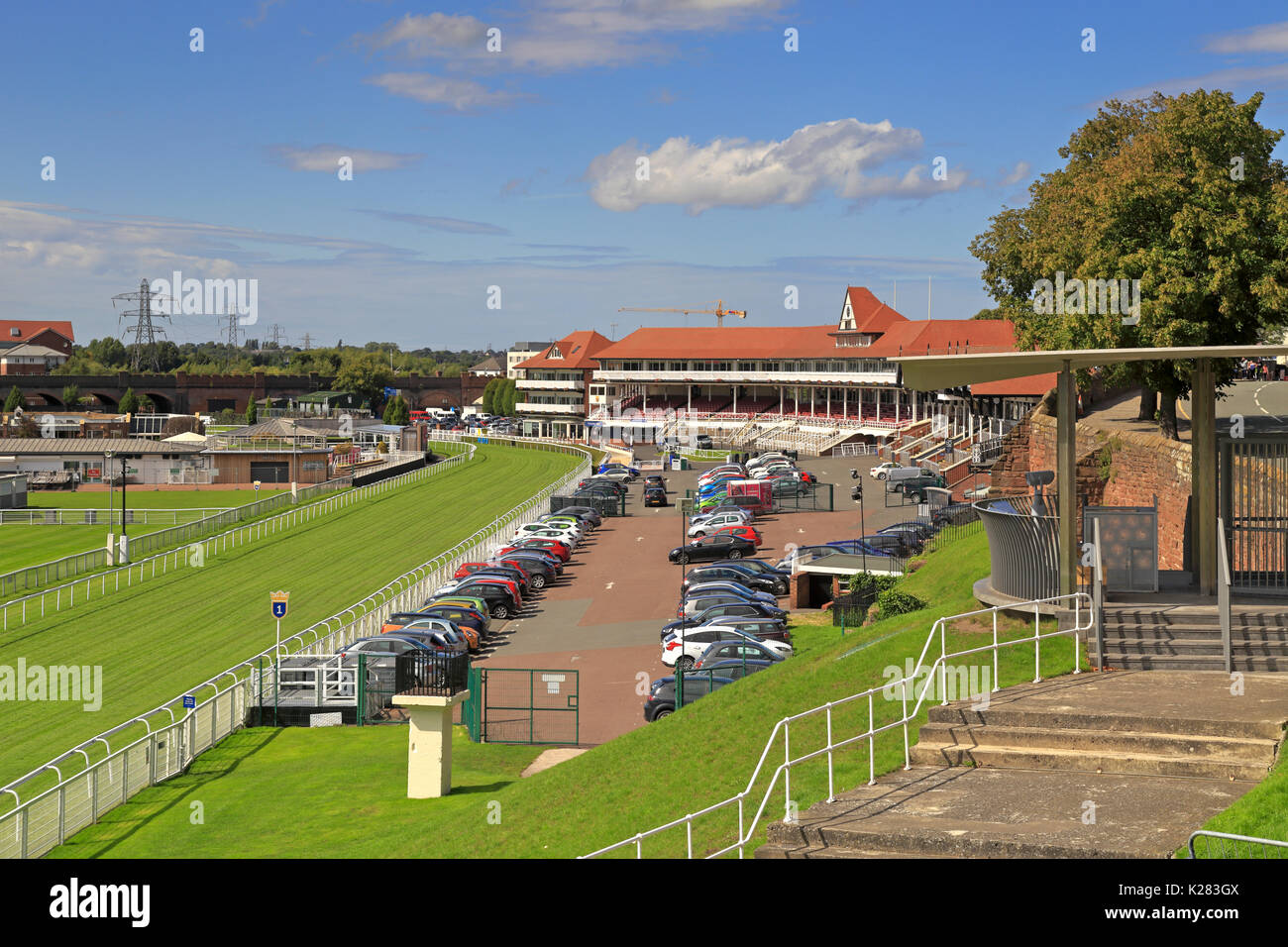 Die Rennbahn von Chester, bekannt als Roodee, von den Stadtmauern, Chester, Cheshire, England, UK. Stockfoto