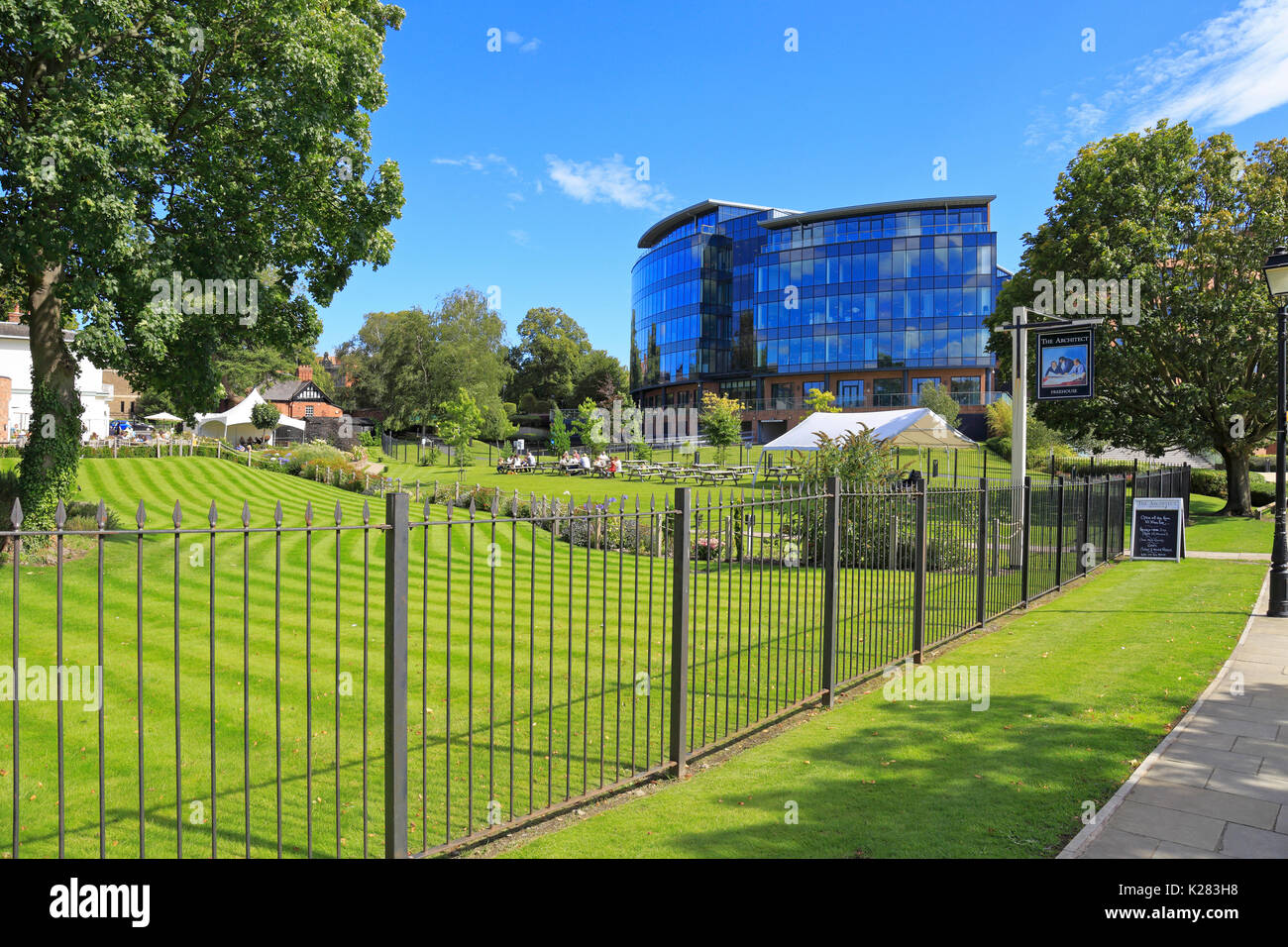 Der Architekt pub Garten und HQ Chester, Cheshire West & Chester Rat Büros, Chester, Cheshire, England, UK. Stockfoto